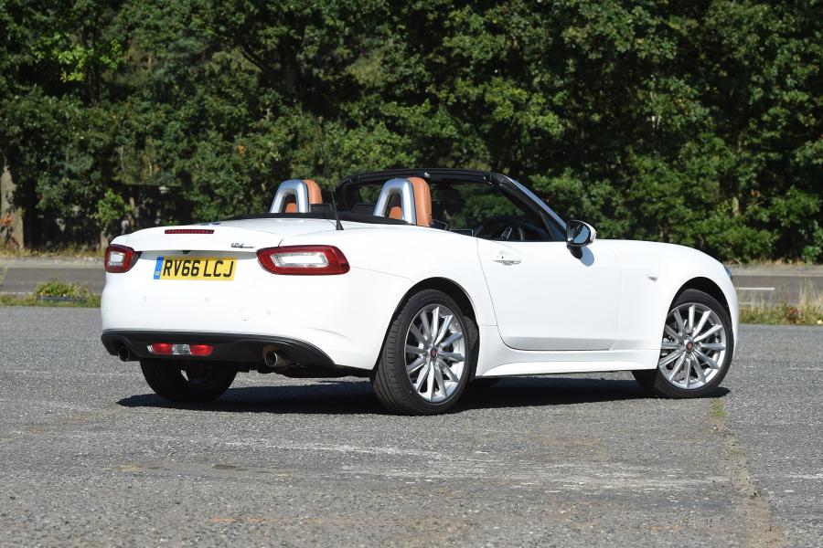  Fiat 124 Spider  2016 года  (UK) (фото 21 из 37)
